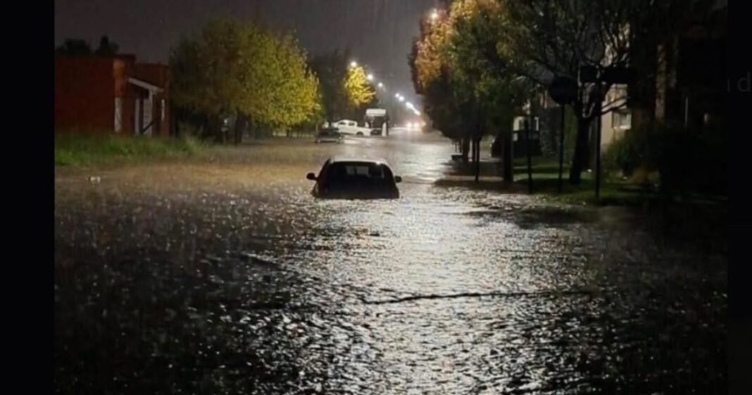 Calle anegada en Coronel Suárez después del temporal de lluvia