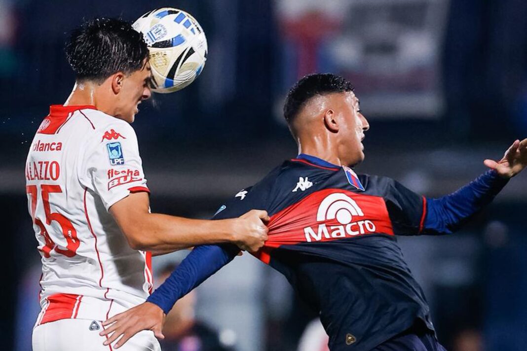 Jugadores de Tigre y Huracán durante el partido en el estadio José Dellagiovanna.