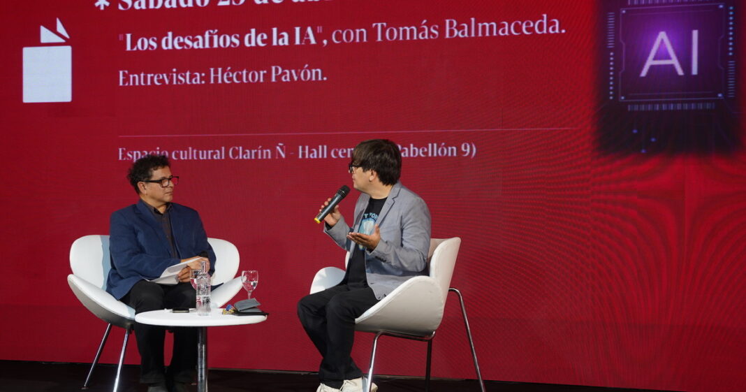 Tomás Balmaceda durante su charla en el espacio cultural de Clarín-Ñ en la Feria del Libro