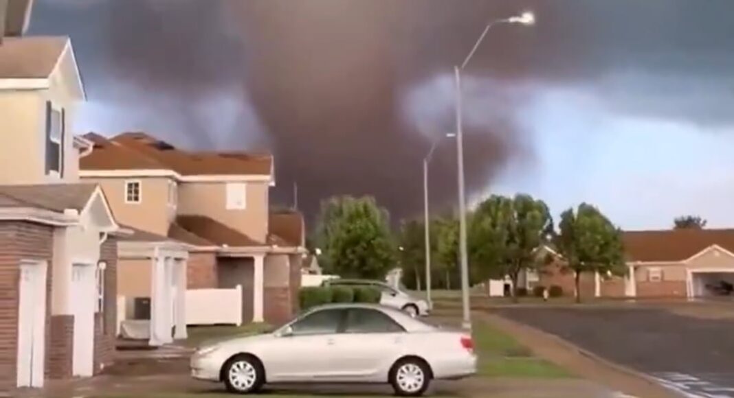 Vista aérea de los daños causados por el tornado F4 en Enid, Oklahoma