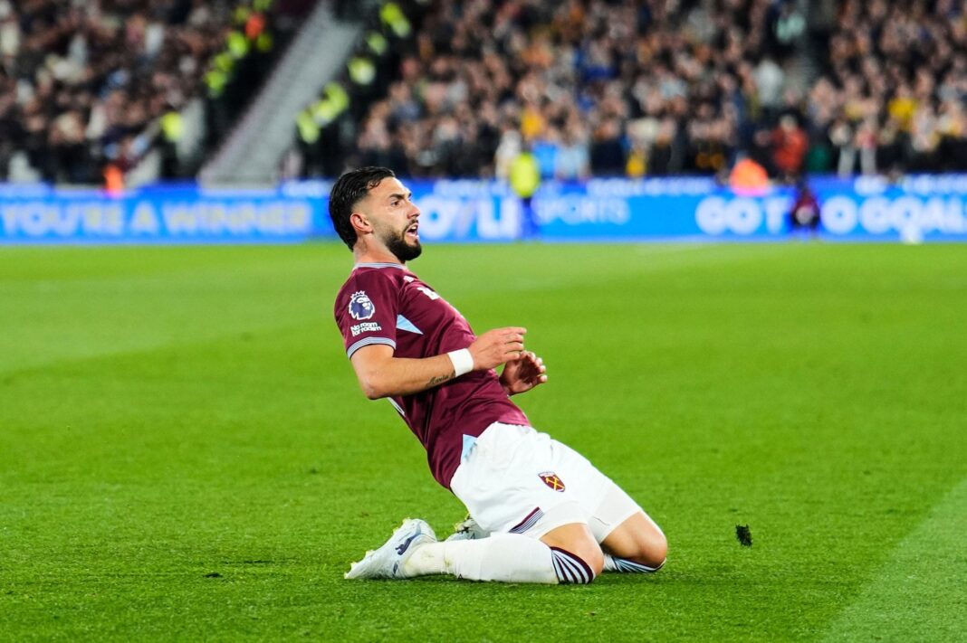 Valentín Castellanos, delantero del West Ham, celebra uno de sus goles ante Wolverhampton.