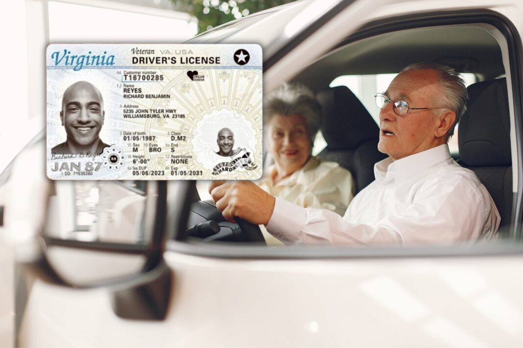 Persona mayor renovando su licencia de conducir en una oficina del DMV de Virginia