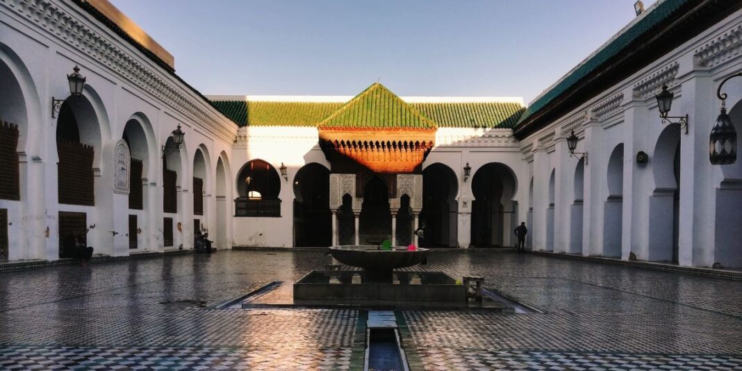 Vista de la mezquita y universidad Al Qarawiyyin en Fez, Marruecos