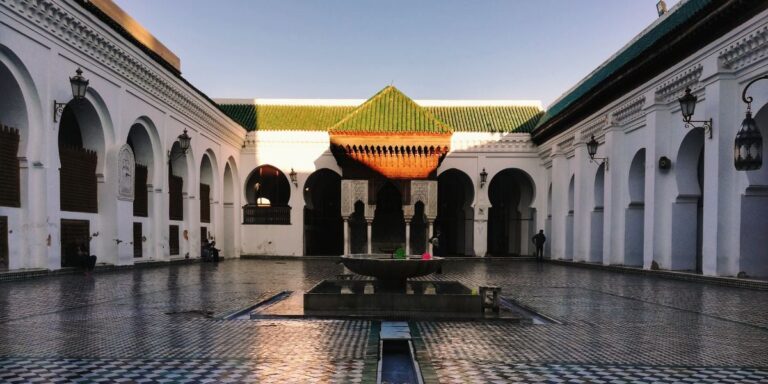 Vista de la mezquita y universidad Al Qarawiyyin en Fez, Marruecos