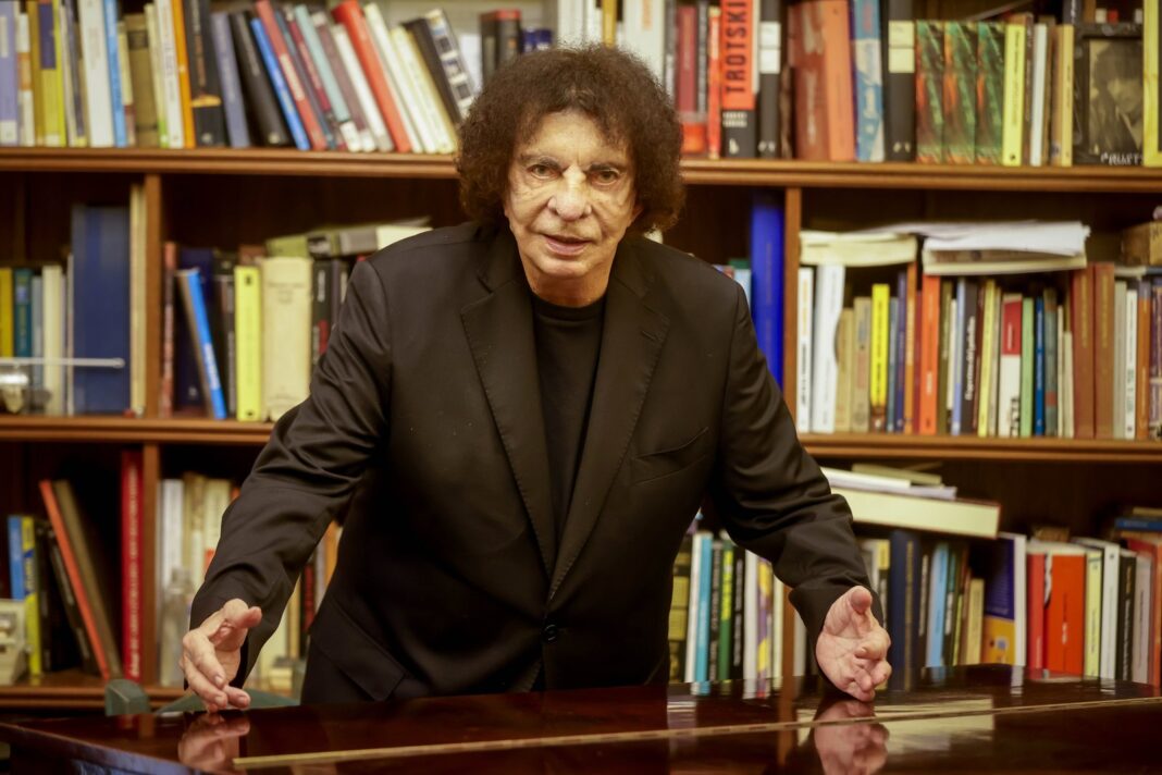 Alejandro Dolina en estudio de radio