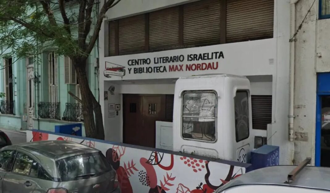 Frente del Centro Literario Israelita y Biblioteca Max Nordau de La Plata con daños por ataque