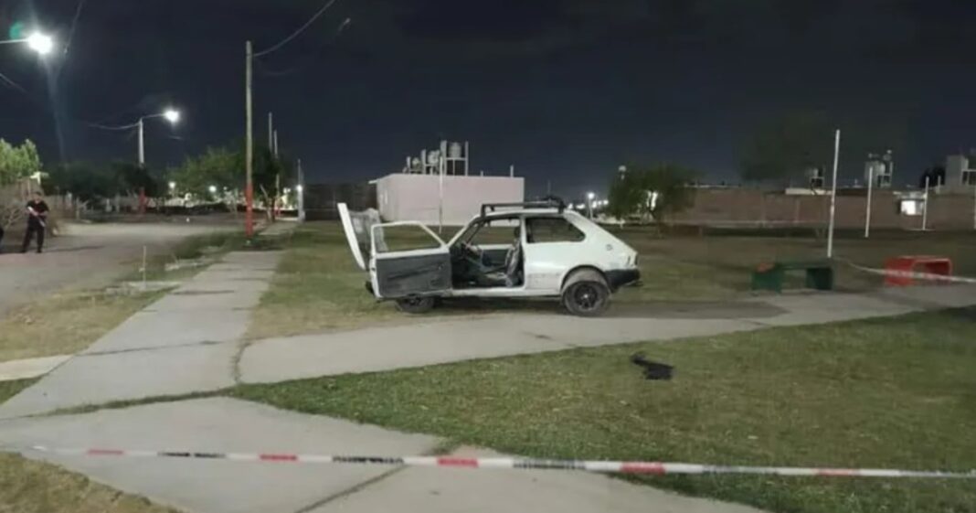 Policía en la plaza de Chimbas tras el atropello de dos nenas