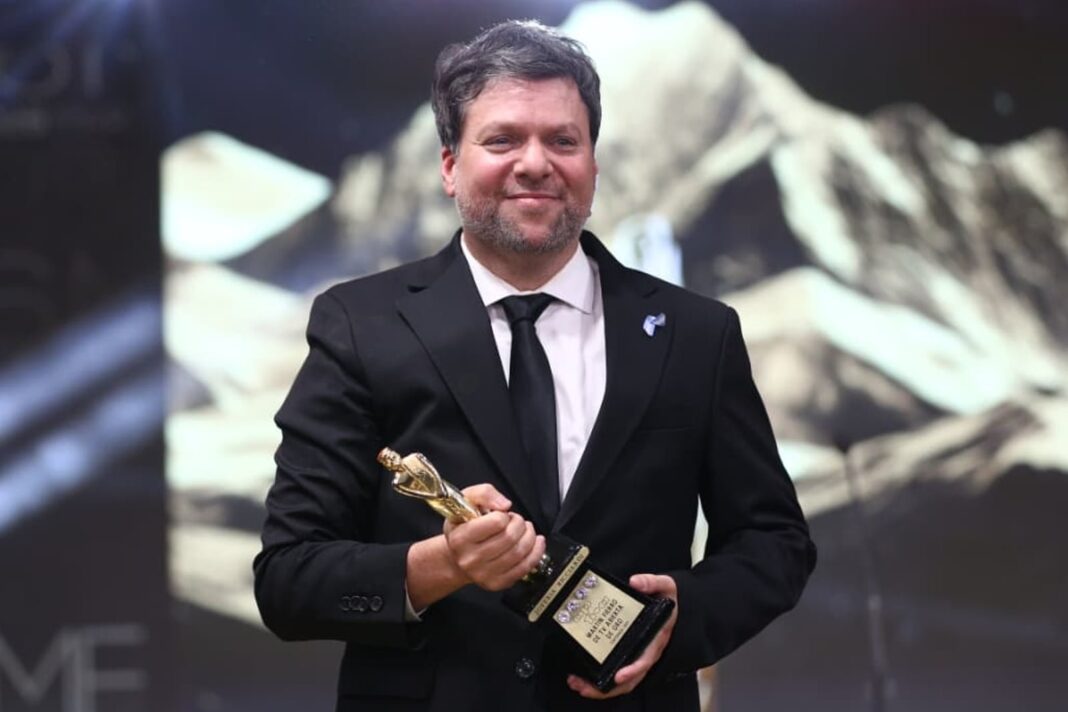 Guido Kaczka con el Martín Fierro de Oro