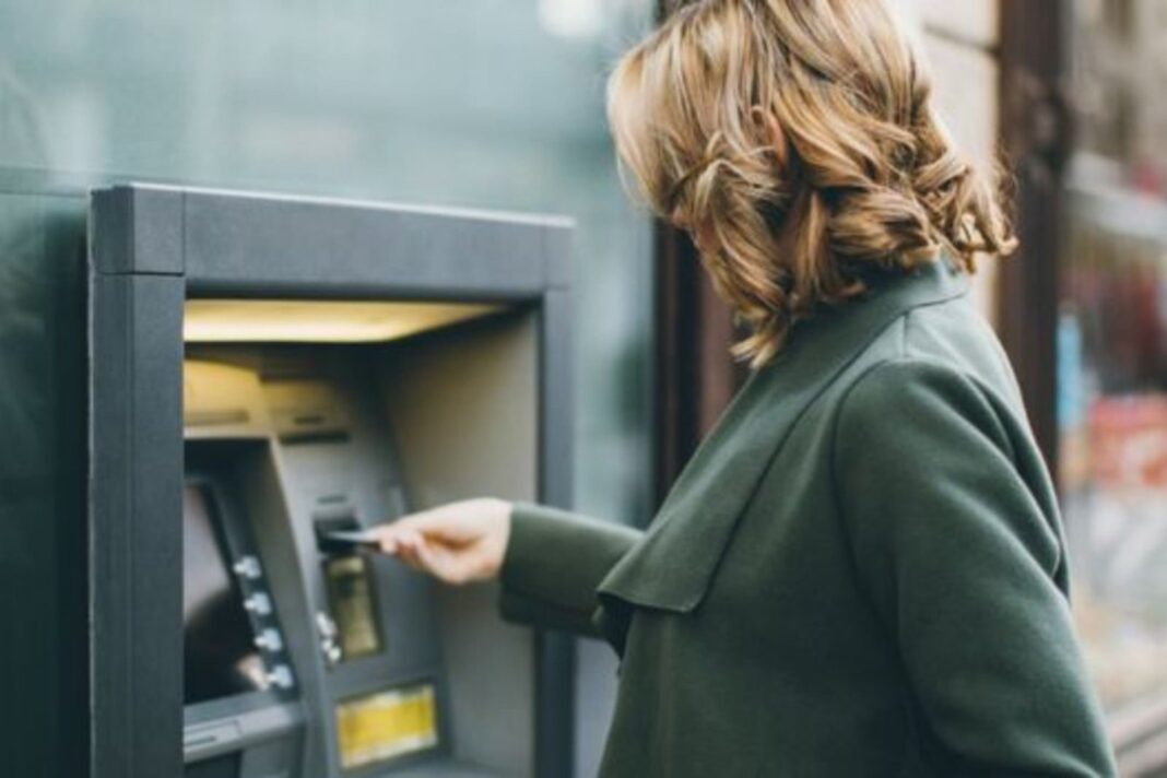 Sucursal bancaria con cartel de planes de refinanciación