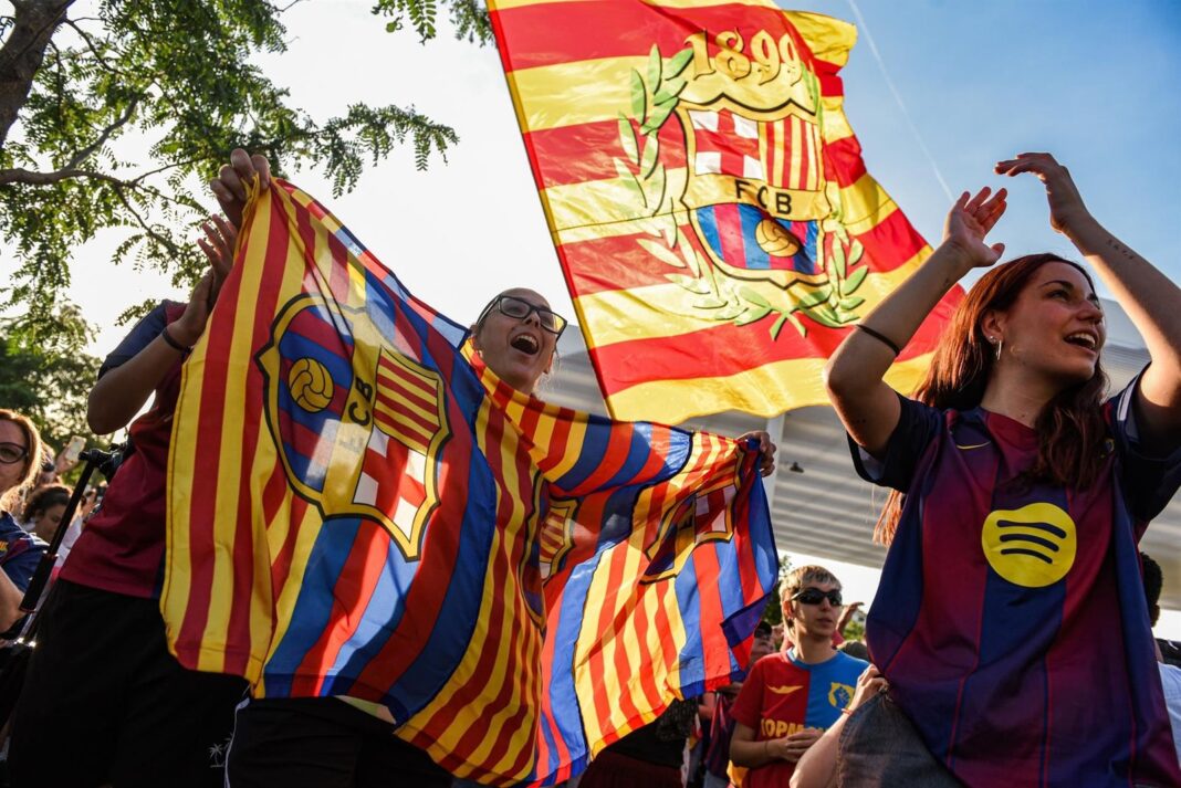 Jugadoras del Barcelona Femenino celebrando el título de la Champions League 2026 en el Ullevaal Stadion de Oslo
