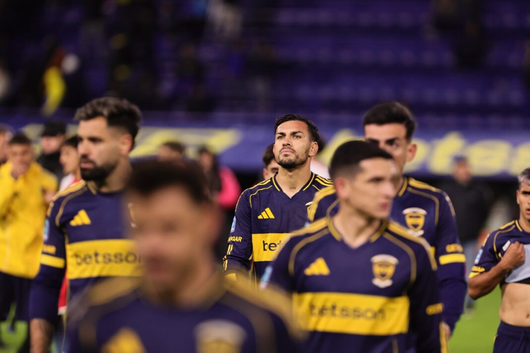Jugadores de Boca Juniors cabizbajos tras la eliminación por penales ante Huracán en la Bombonera