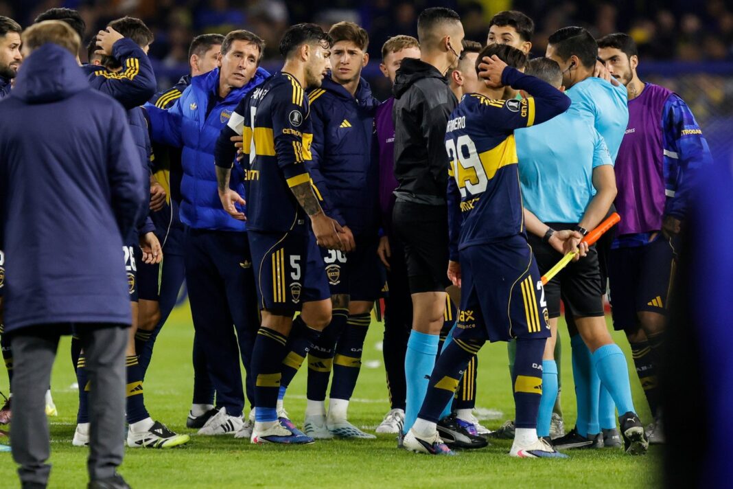 Jugadores de Boca Juniors y Cruzeiro disputan el balón durante el partido de Copa Libertadores en La Bombonera