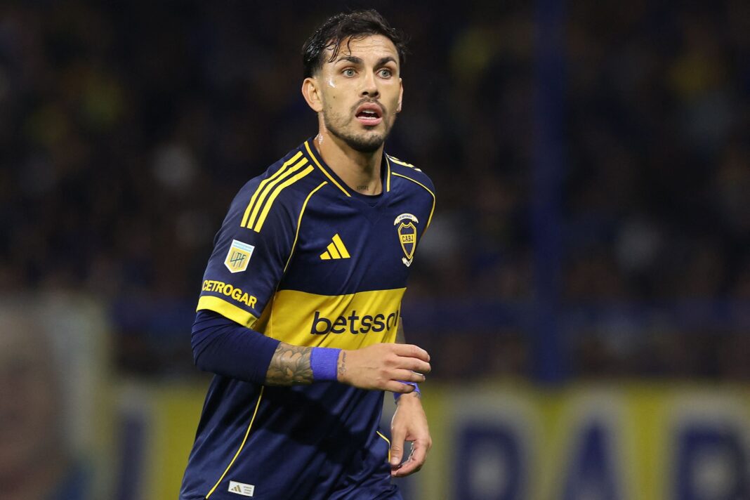 Estadio La Bombonera con los escudos de Boca Juniors y Huracán