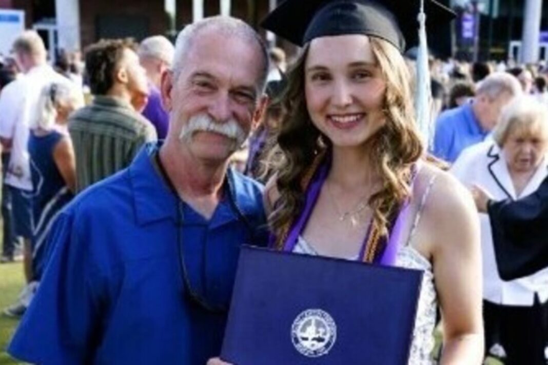 Bombero Alan Kent abrazando a Chloe Huddle en su graduación universitaria