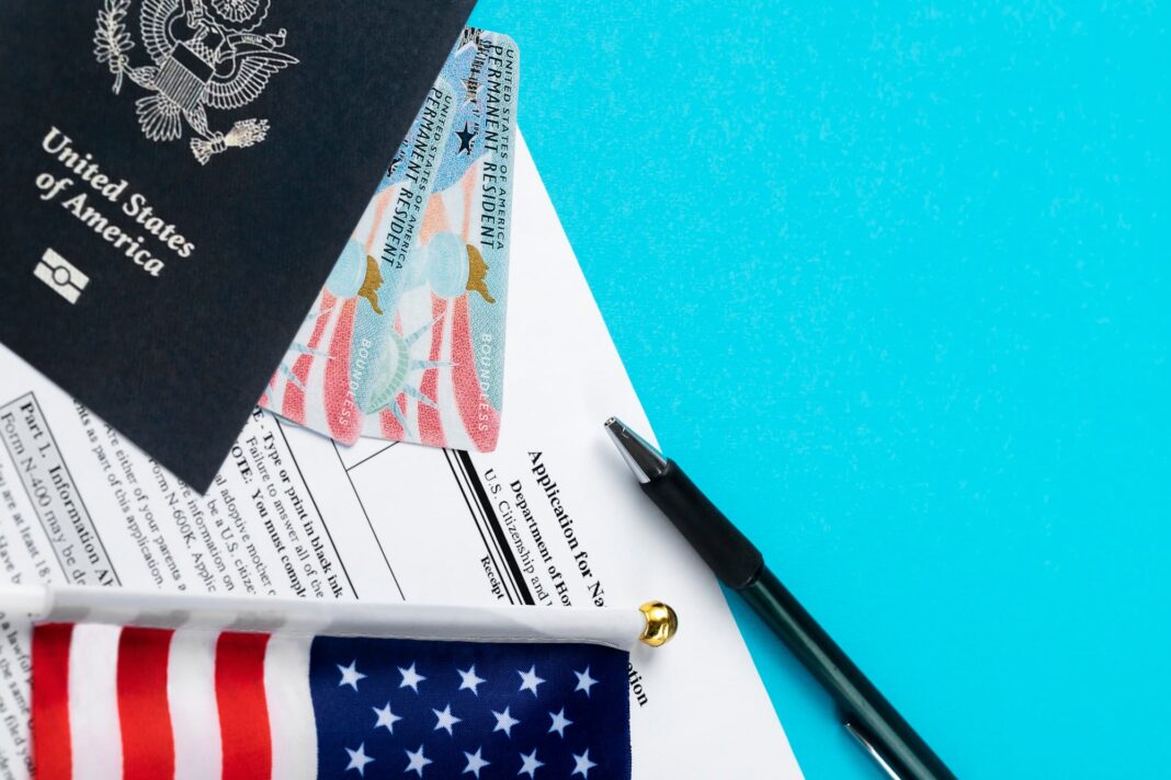 Sello de Uscis sobre documentos de green card