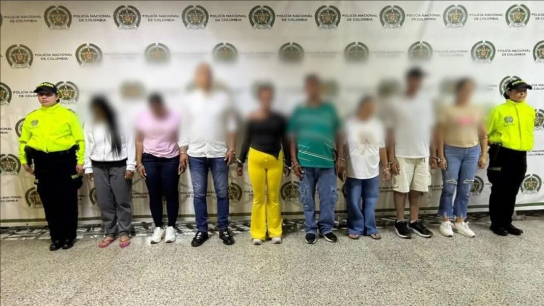 Agentes de la Dijín durante allanamiento en Medellín