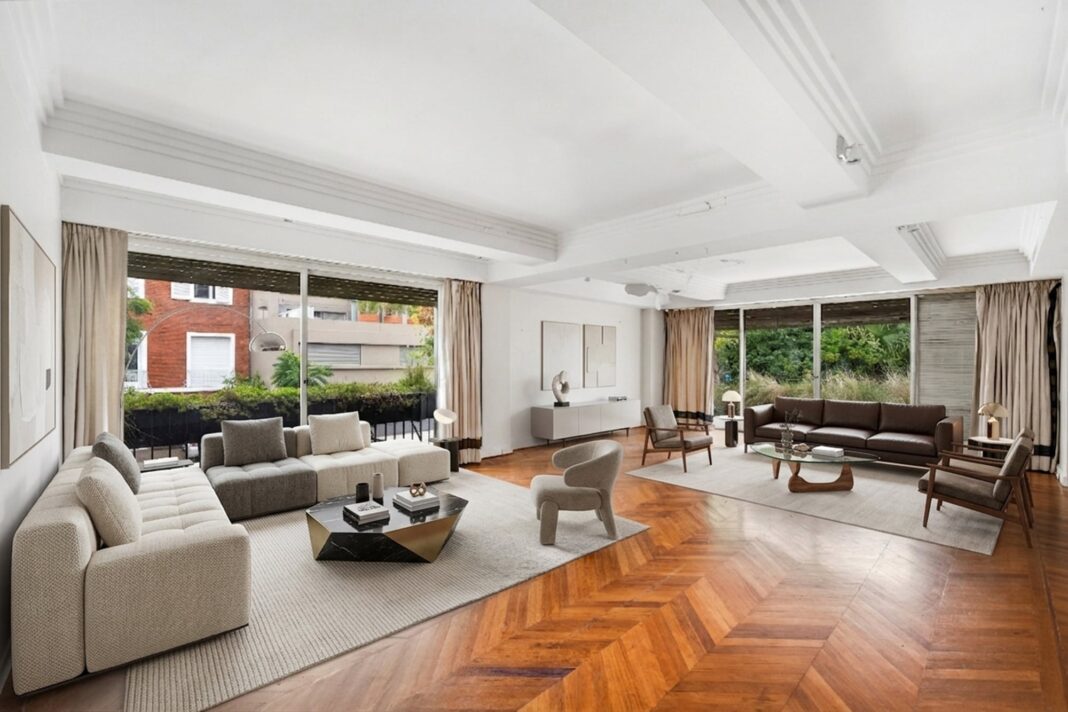 Fachada de la casa de Franco Macri en Barrio Parque, estilo racionalista, con 45 metros de frente sobre calle Eduardo Costa