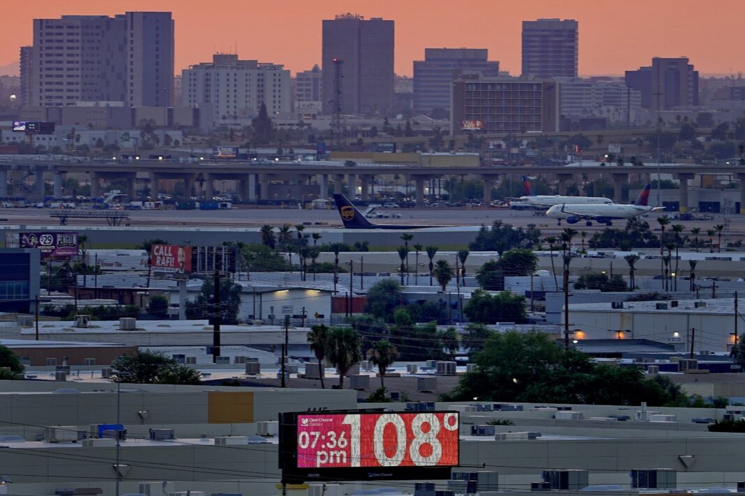 Personas ingresando a un centro de refugio contra el calor extremo en Phoenix