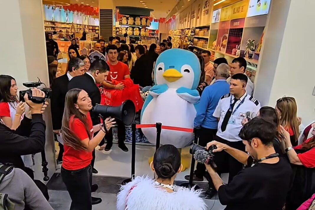 Gente haciendo fila en la entrada de Miniso en la calle Florida, Buenos Aires
