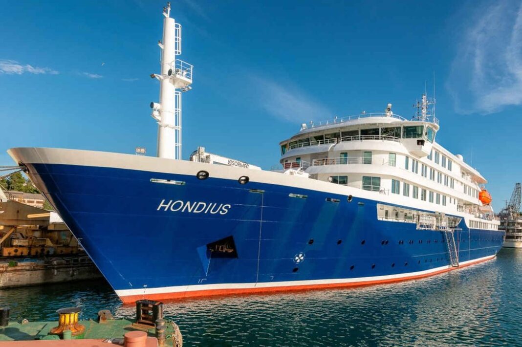 Crucero MV Hondius en el puerto de Rotterdam