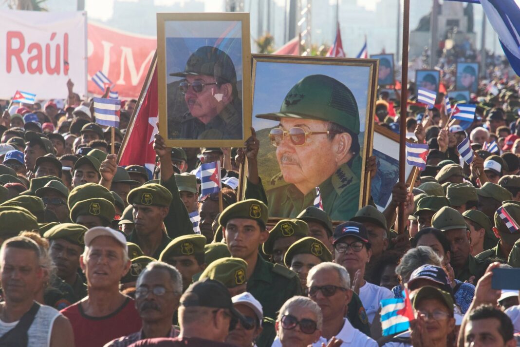 Movilización frente a la embajada de Estados Unidos en La Habana en apoyo a Raúl Castro