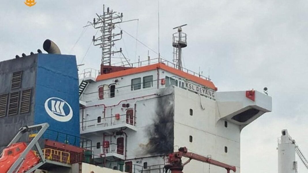Cubierta del carguero chino KSL Deyang ennegrecida tras el impacto de un dron ruso en el mar Negro