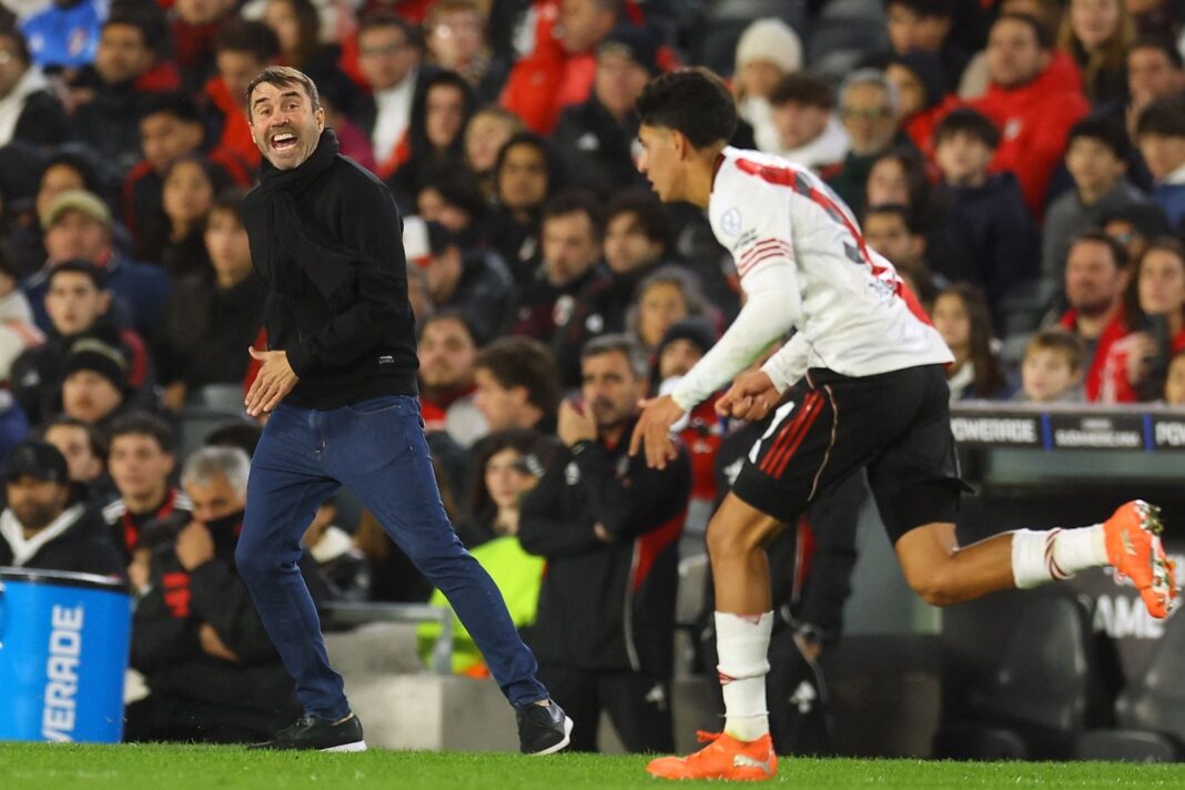Eduardo Coudet durante un partido de River Plate