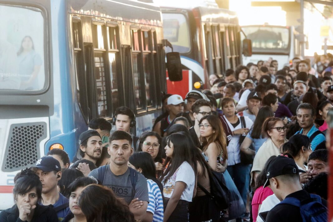 Colectivos en una calle de Argentina