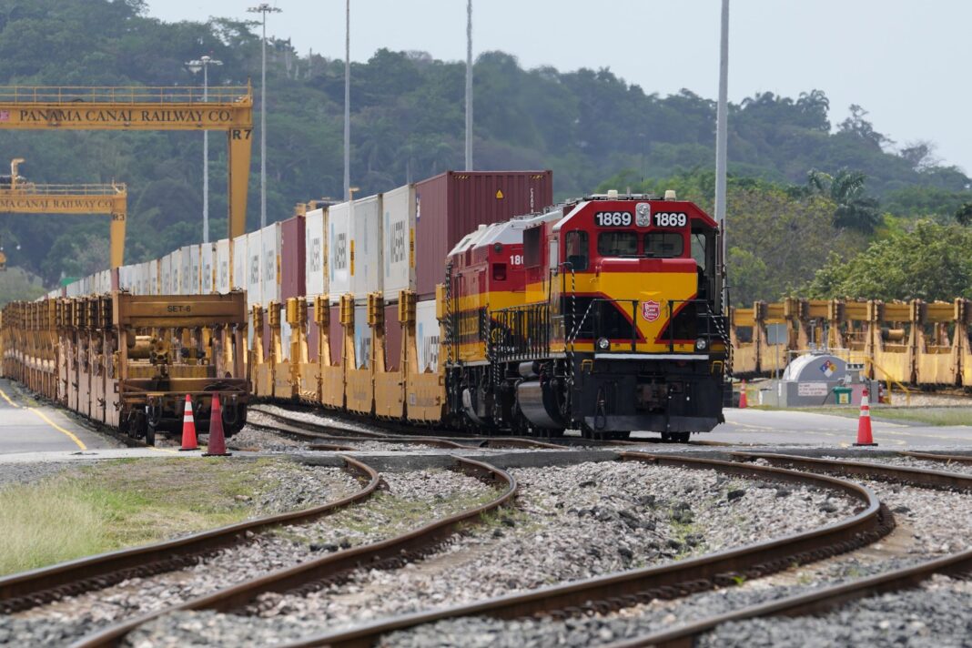 Reunión técnica de la Secretaría Nacional del Ferrocarril de Panamá con especialistas británicos