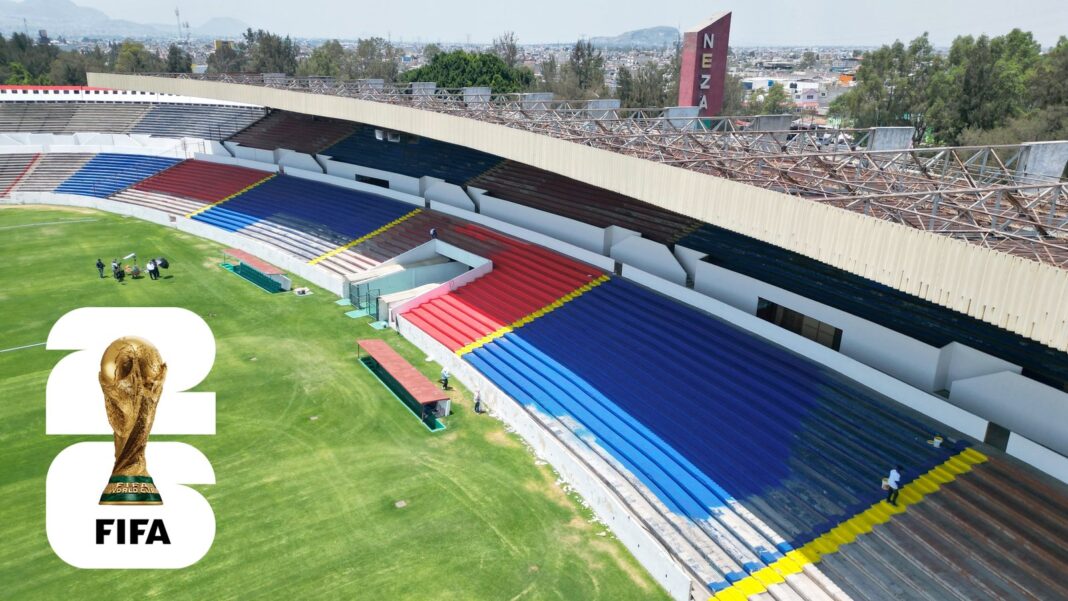 Vista del Estadio Neza 86 con gradas pintadas en rojo, azul y amarillo durante su rehabilitación