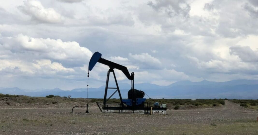Camión cisterna similar al involucrado en la explosión en el yacimiento Chachahuen Sur