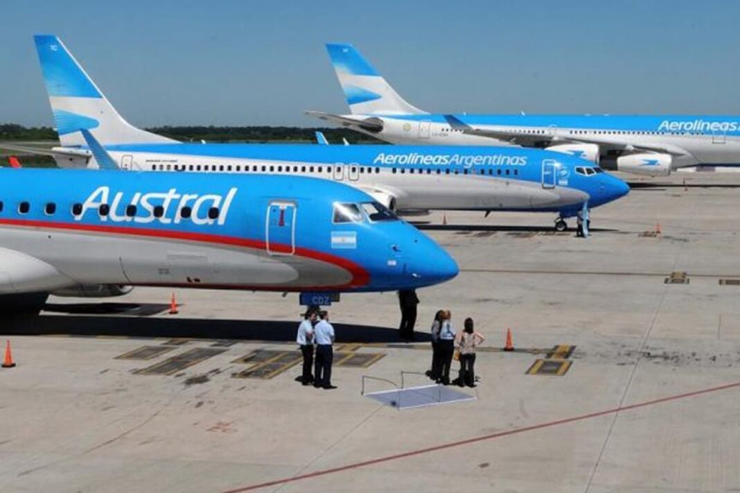Avión de Aerolíneas Argentinas en aeropuerto