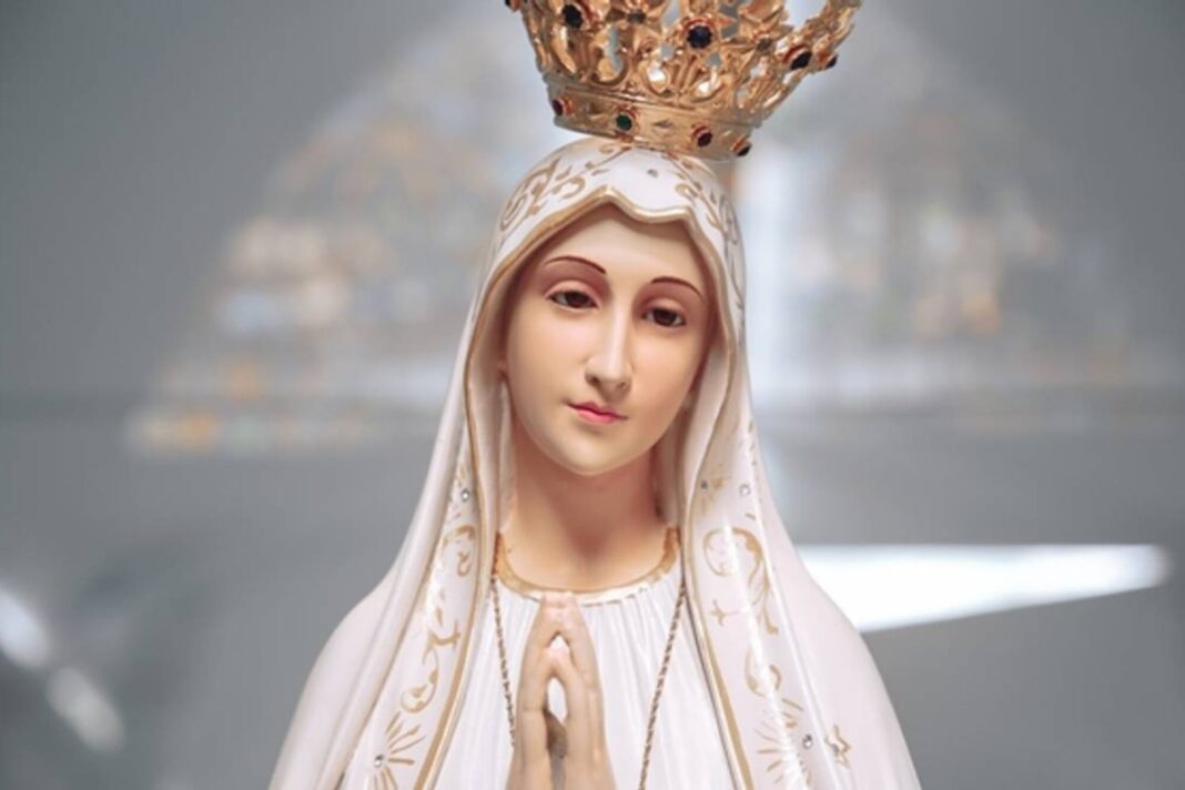 Imagen de la Virgen de Fátima con los tres pastorcitos