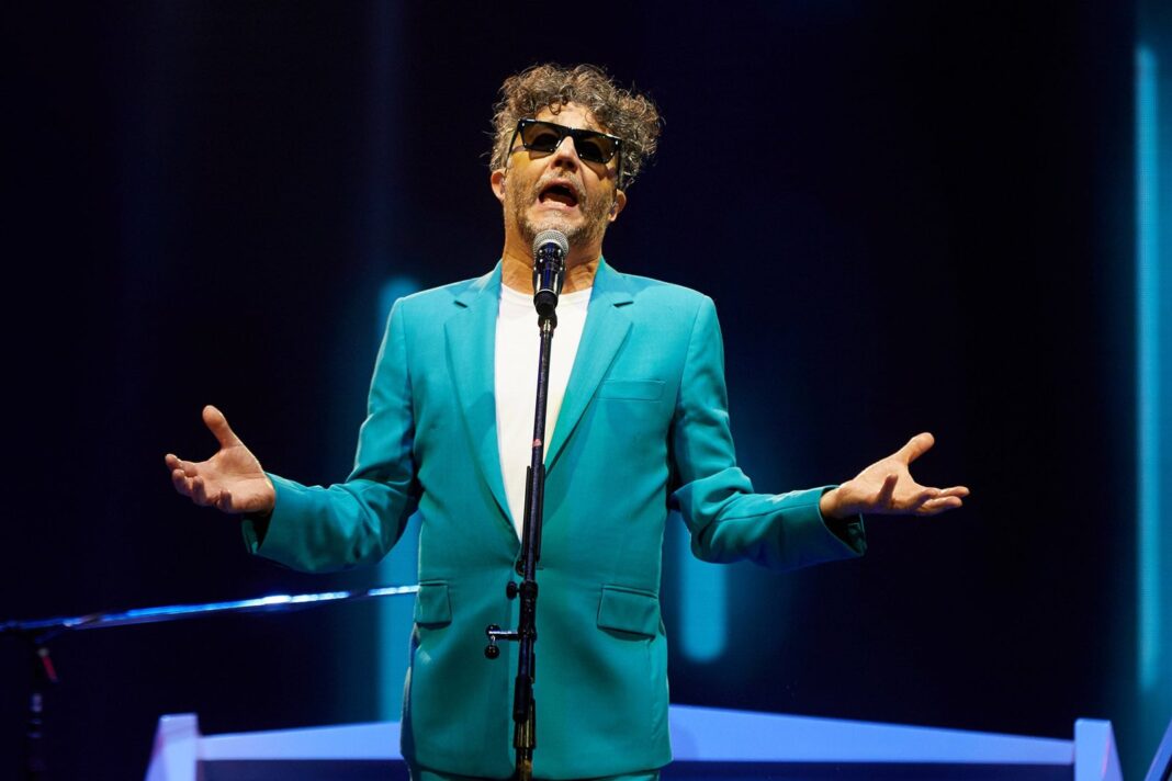 Fito Páez en el escenario durante su show en Buenos Aires