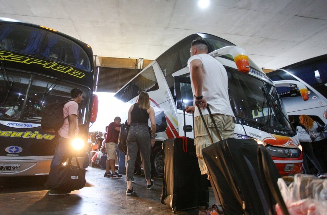 Micro de larga distancia en ruta