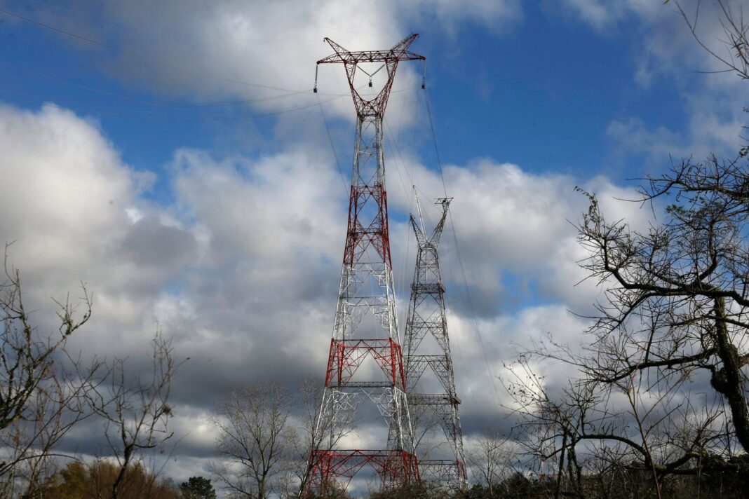 Líneas de alta tensión y torres eléctricas en el Área Metropolitana de Buenos Aires