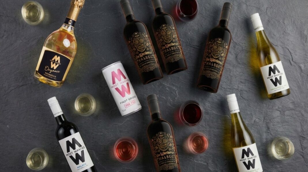 Botellas de vino y latas de la marca Most Wanted, de Off-Piste Wines