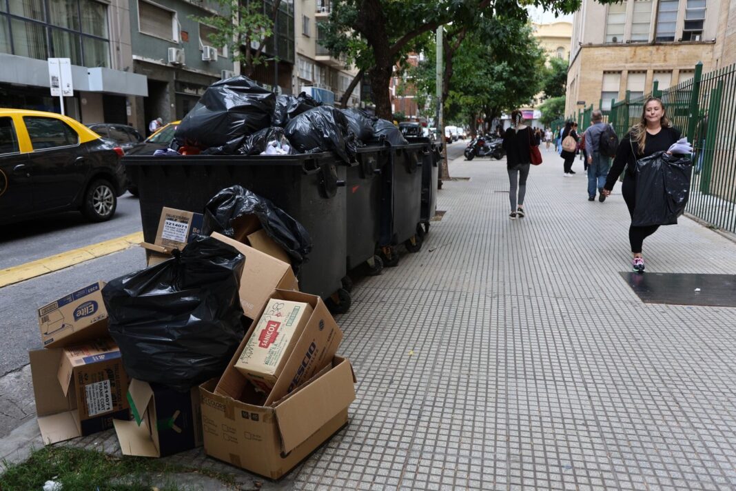 Contenedores de basura desbordados en la Ciudad de Buenos Aires