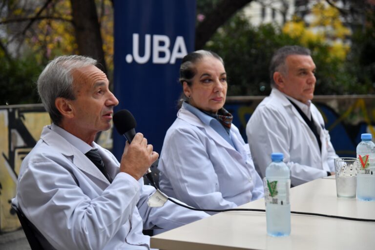Fachada de un hospital de la UBA con cartel de alerta