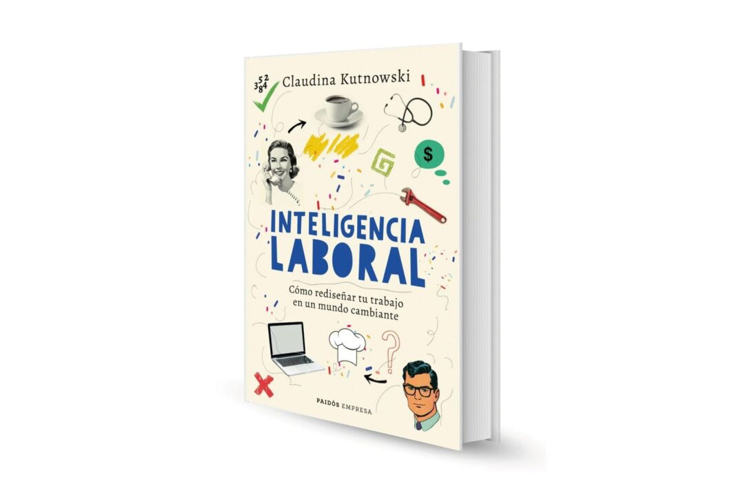 Persona reflexionando frente a una computadora en un entorno laboral moderno