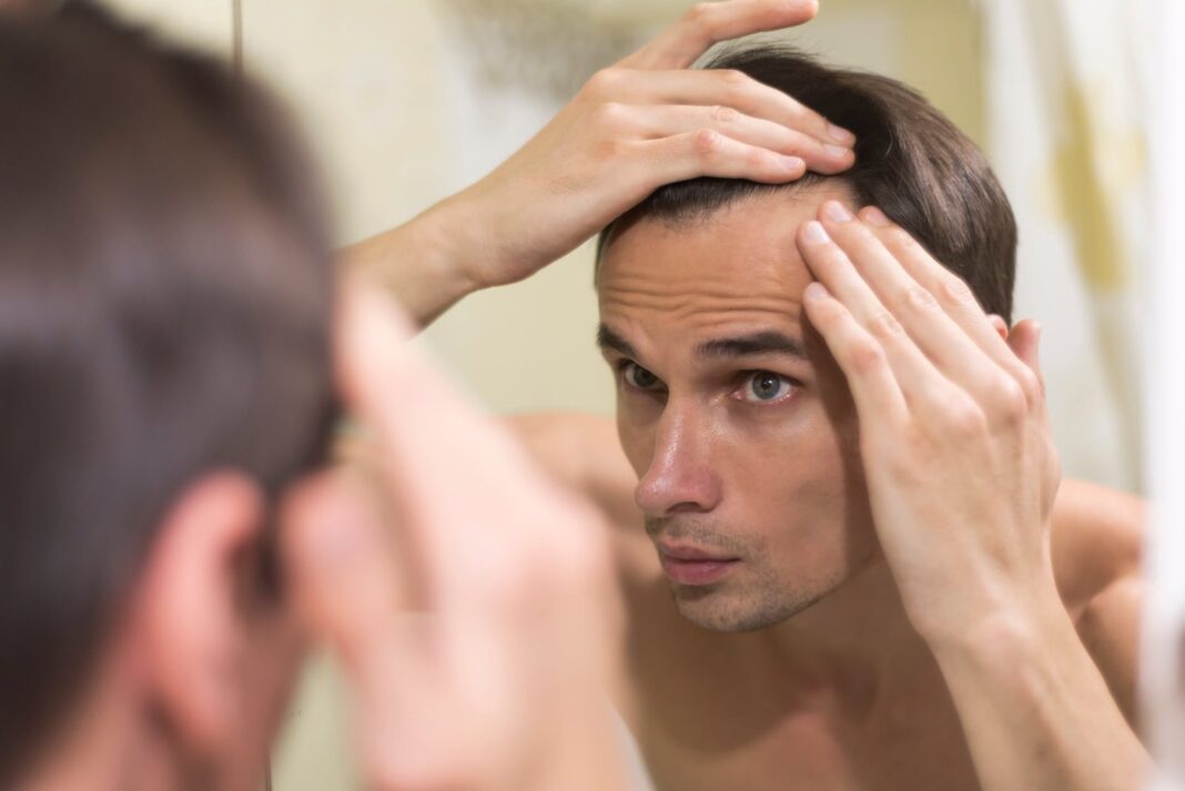 Persona tocándose el cabello en señal de preocupación