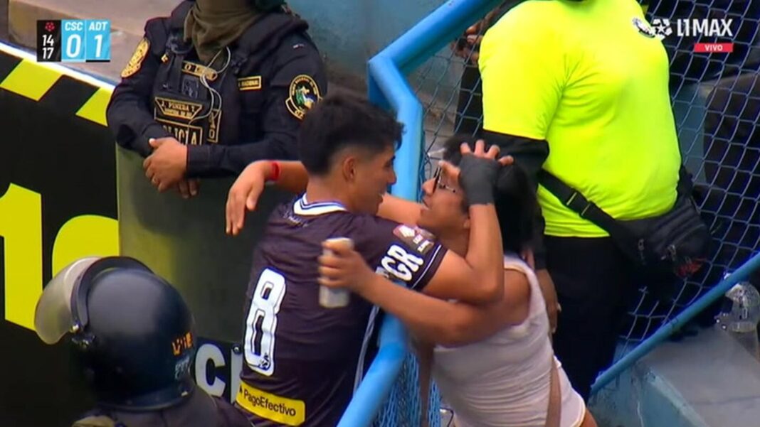 Jordan Guivin celebrando un gol con la camiseta de ADT de Tarma en el estadio Alberto Gallardo