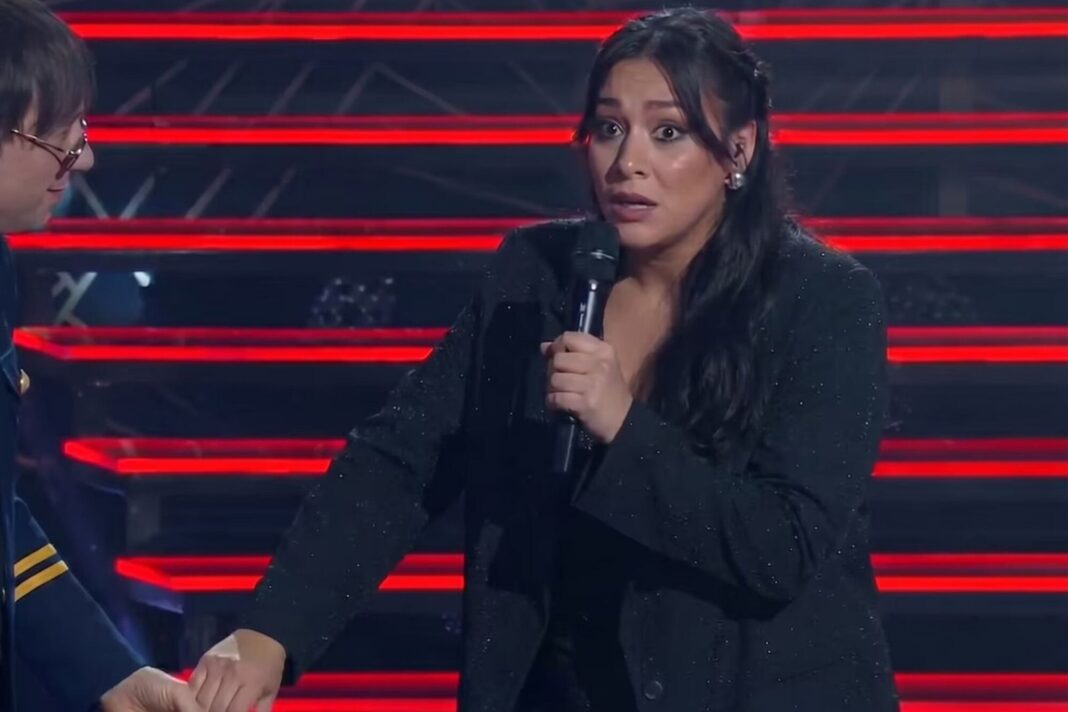 Karla Valenzuela abrazada por Natalie Pérez y Joaquín Levinton en el escenario de Es mi sueño