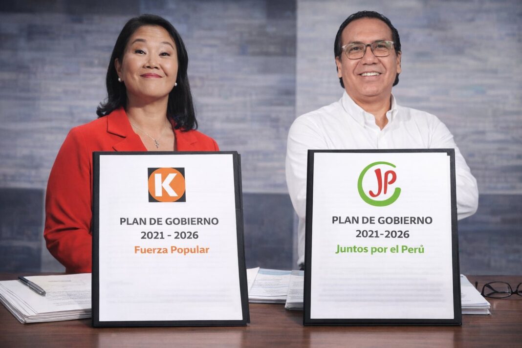 Candidatos Keiko Fujimori y Roberto Sánchez en debate presidencial
