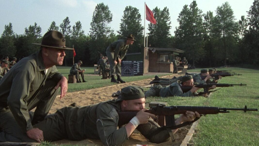 Escena de la película La chaqueta metálica con soldados en entrenamiento