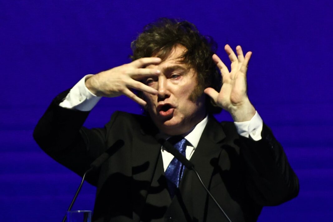 Javier Milei en el Congreso rodeado de ministros y gestos agresivos