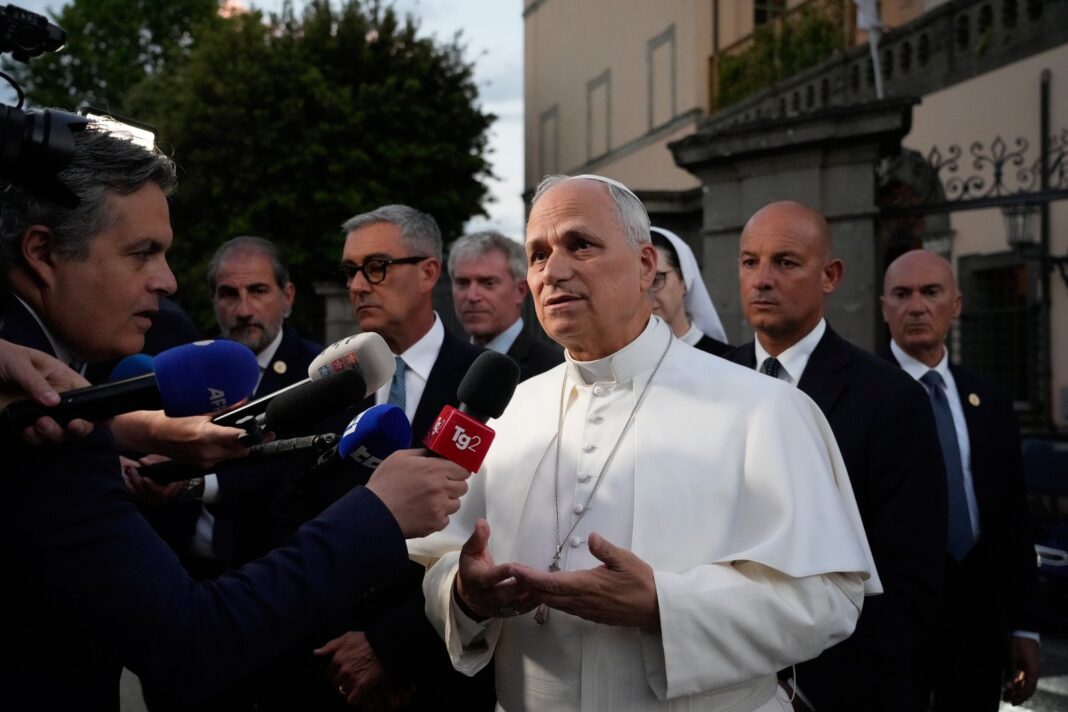Papa León XIV durante declaraciones en Castelgandolfo