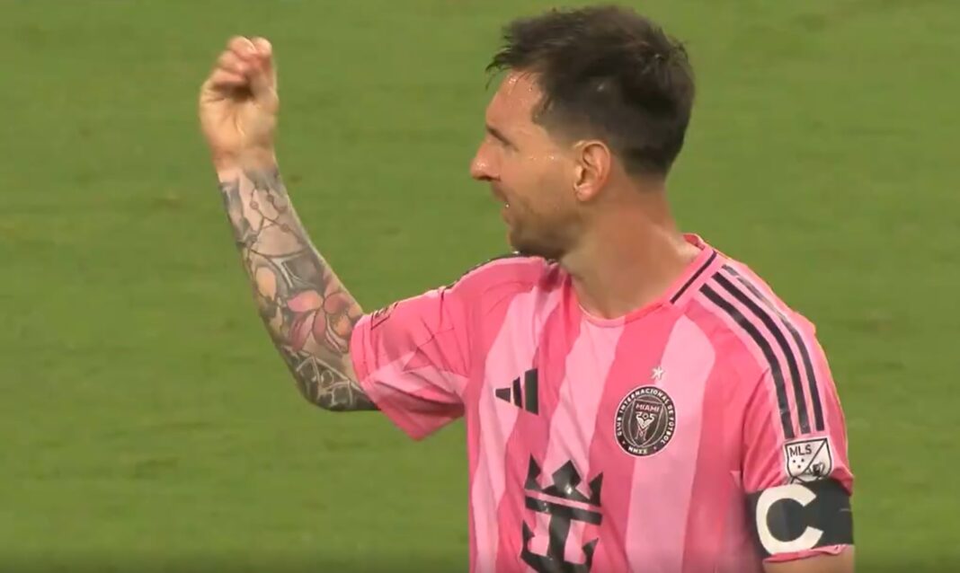 Lionel Messi mirando hacia la tribuna con gesto de enojo durante el partido Inter Miami vs Portland Timbers