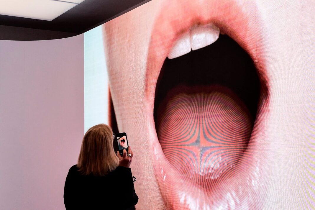 Visitante fotografiando la obra 'Things to Come' de Maja Malou Lyse en la 61ª Bienal de Venecia