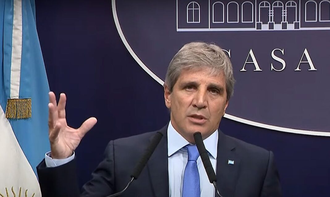 El ministro Luis Caputo subrayó aumento de crédito a pymes.